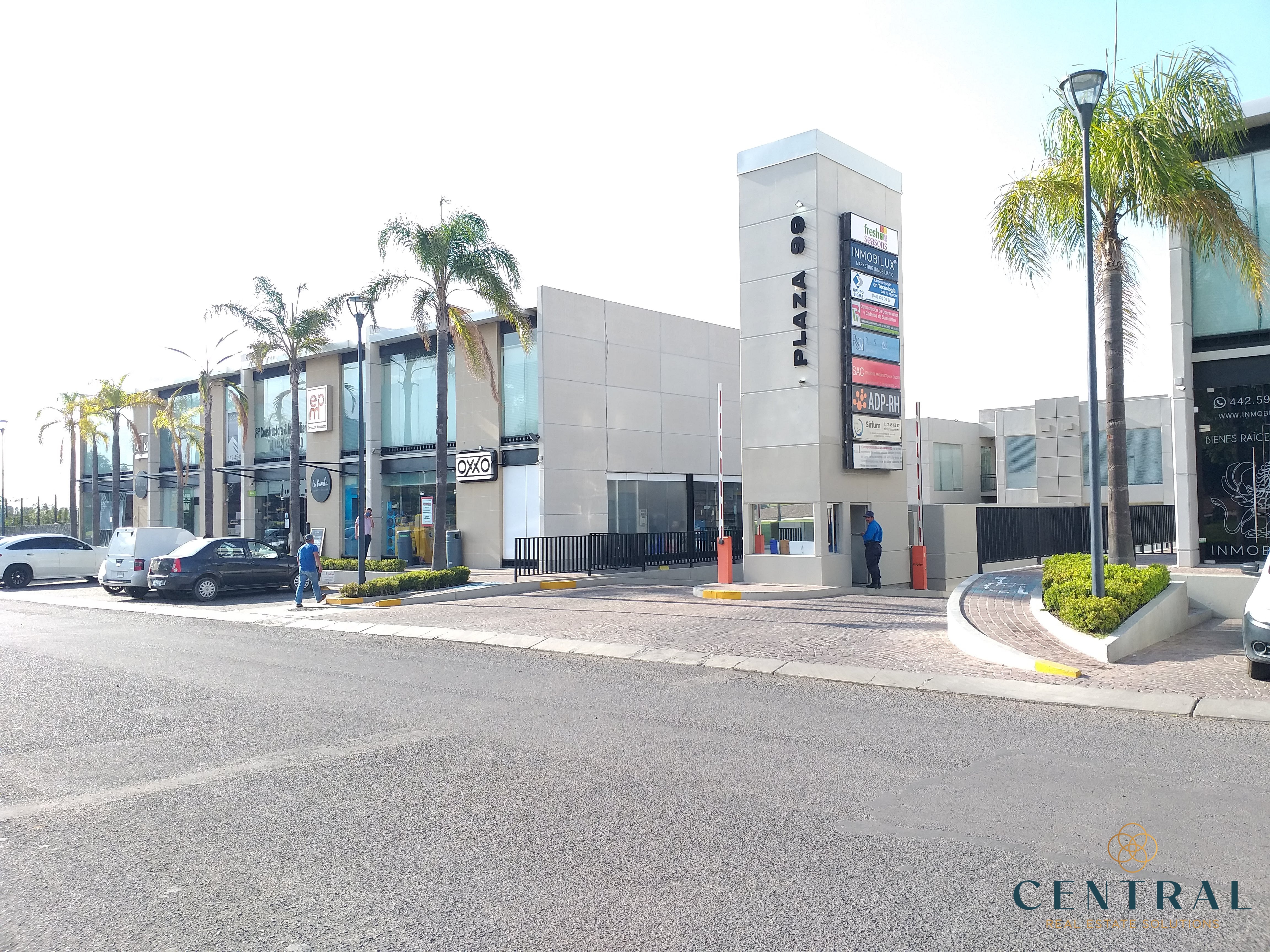 Local en Renta en Plaza 99, El Campanario (Rentado)